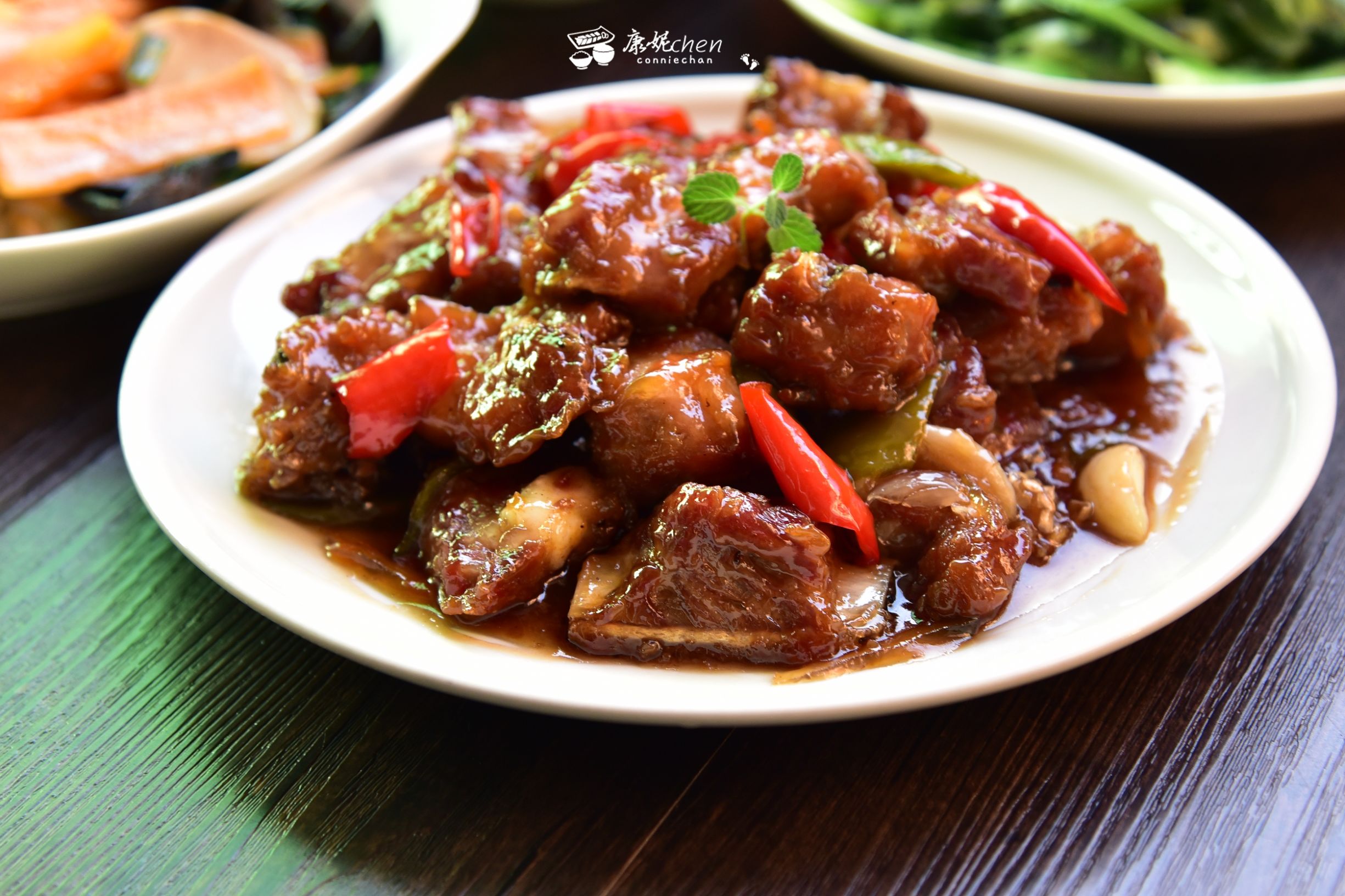 女儿看了晚餐说：“妈妈的菜色香味俱全，就是没有考虑肚子感受”