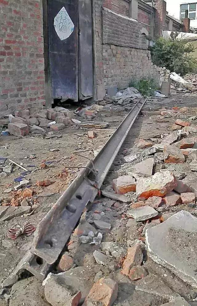 沈阳东站机车库被拆后，这条1899年的铁轨成了遗物！