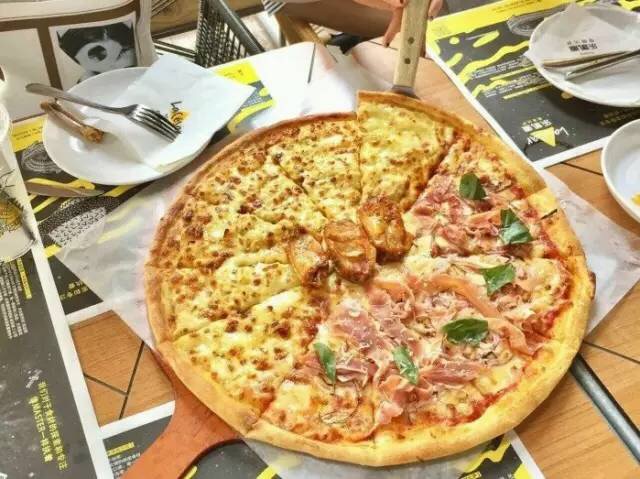 年轻人吃的美食披萨,国外最好吃的pizza
