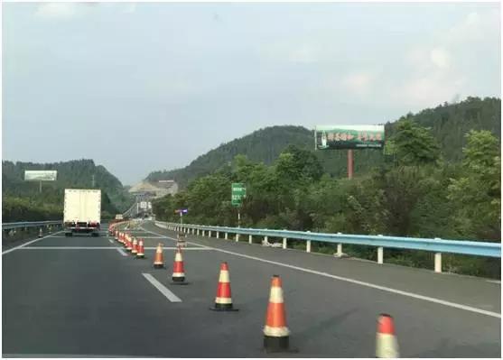 遵义机场高速茶广告,是捧腹大笑,还是该忧虑恐惧?