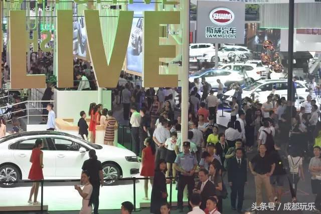 成都车展4S店员工喝鸡血打气,“野马卖肉”为了卖车真拼!