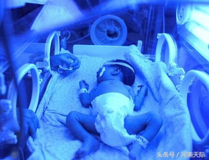 出生两天的宝宝就因黄疸被隔离,妈妈再见到孩子时忍不住大哭不止