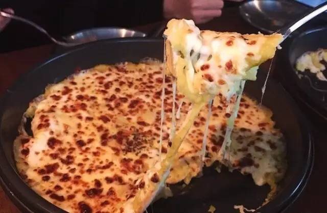 年轻人吃的美食披萨,国外最好吃的pizza