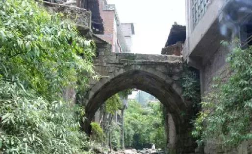 忠路老屋基,太美哒,美得登上《武陵土家》封面