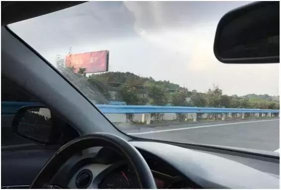 遵义机场高速茶广告,是捧腹大笑,还是该忧虑恐惧?