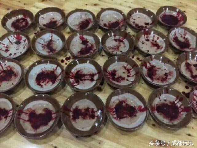 成都车展4S店员工喝鸡血打气,“野马卖肉”为了卖车真拼!