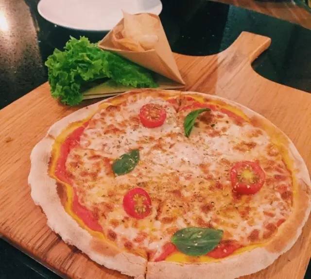 年轻人吃的美食披萨,国外最好吃的pizza