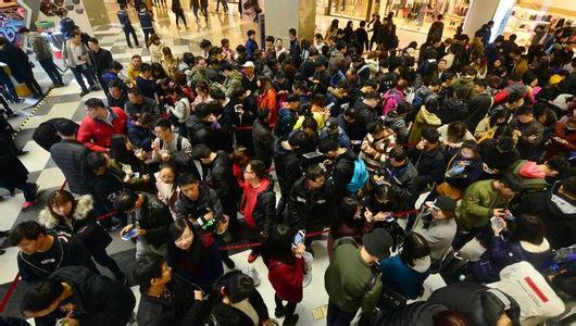 三个小时排队买奶茶值不值得,奶茶200块钱一杯排队八个小时