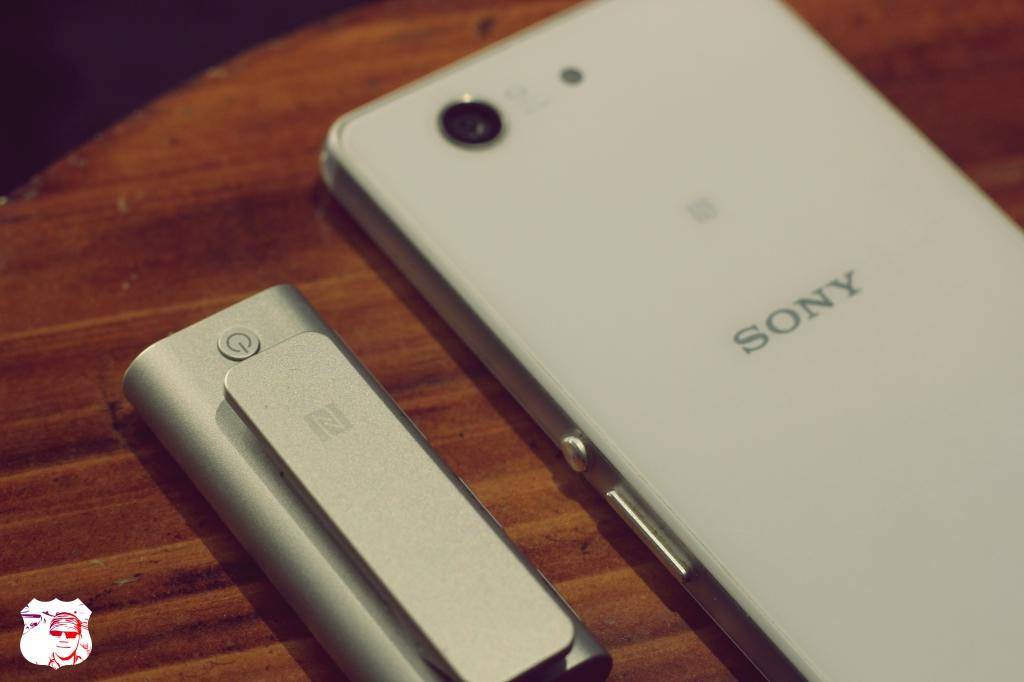 手握保温杯婴幼儿,手拿的保温杯