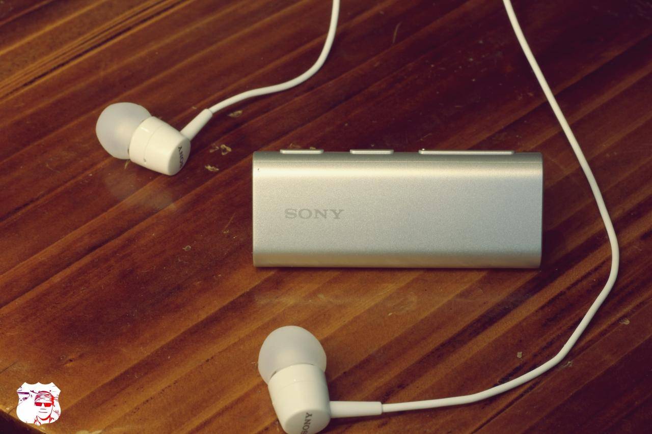 手握保温杯婴幼儿,手拿的保温杯