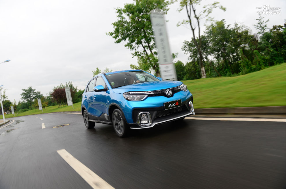 国产小型suv东风风神ax4,5到7万suv东风风神ax4