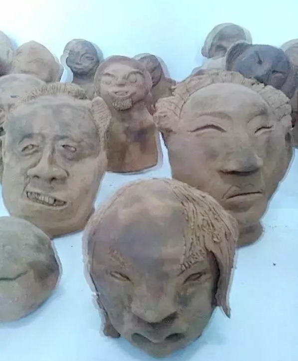 义马“泥人周”，酷爱普通红胶泥，烂泥巴塑出憨态可掬小泥人！