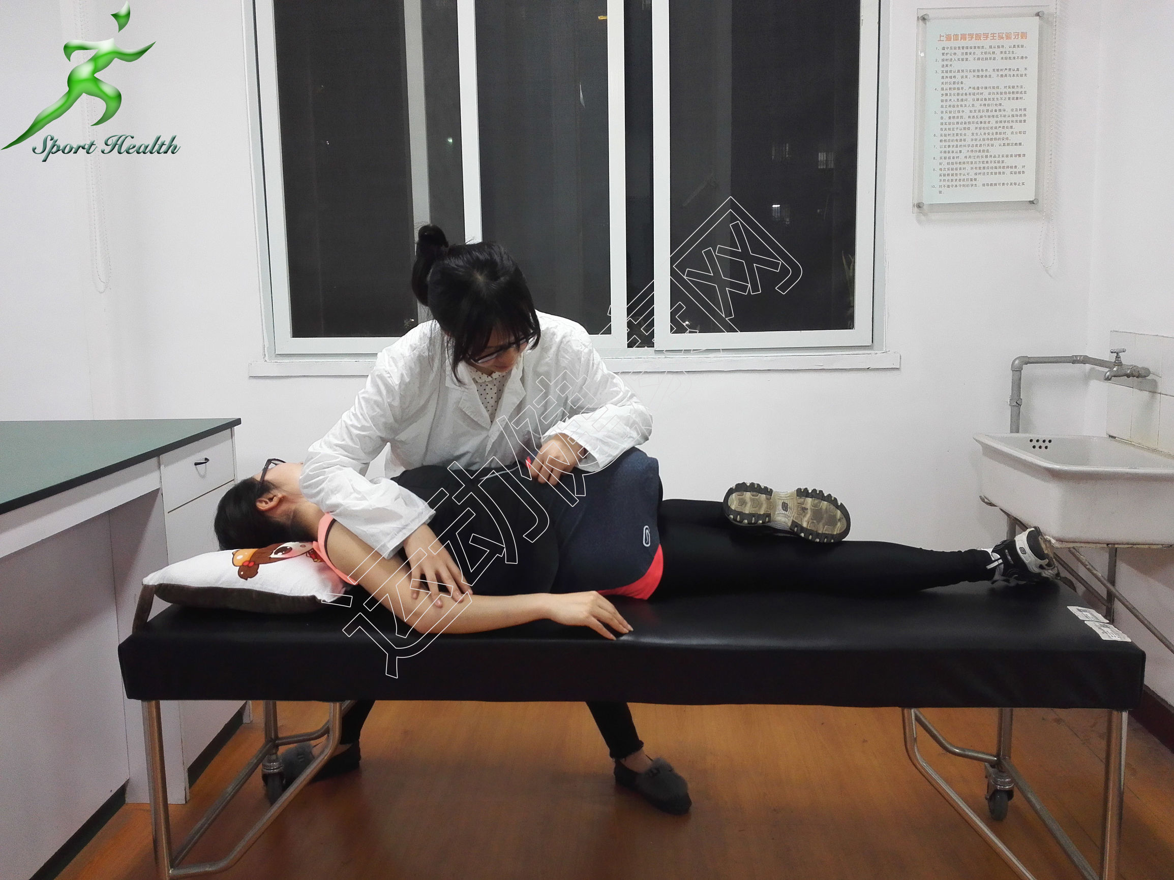 腰椎间盘突出症的康复锻炼方法,腰椎间盘突出正确锻炼方法视频