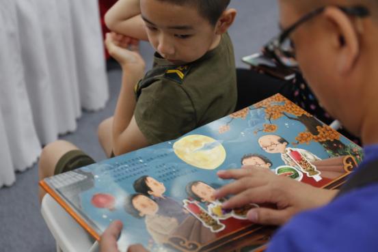 读团圆故事品传统文化：《中秋节》新书在京发布