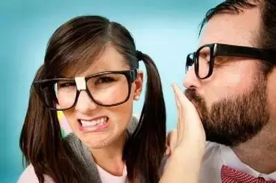 口臭咳嗽有白色颗粒怎么回事,咳出小黄粒恶臭味导致口臭