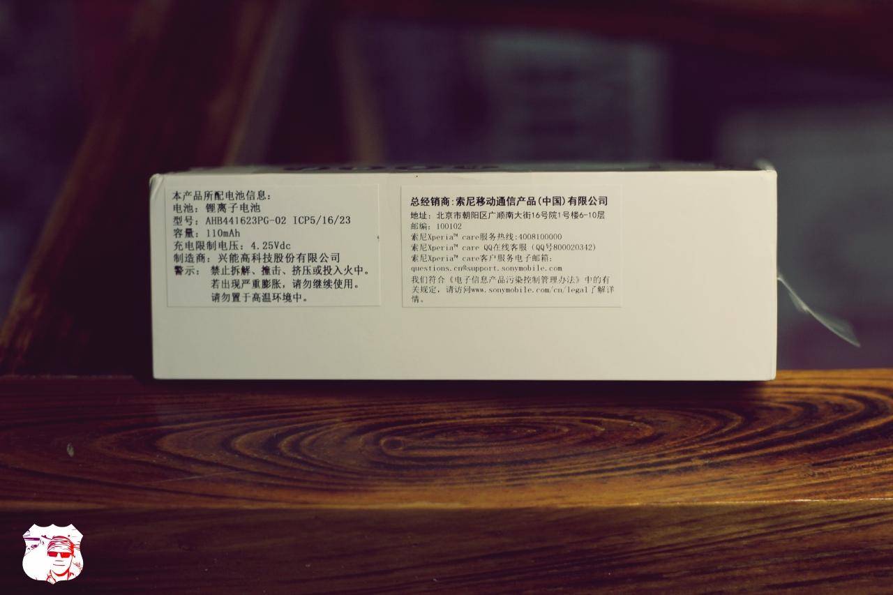 手握保温杯婴幼儿,手拿的保温杯