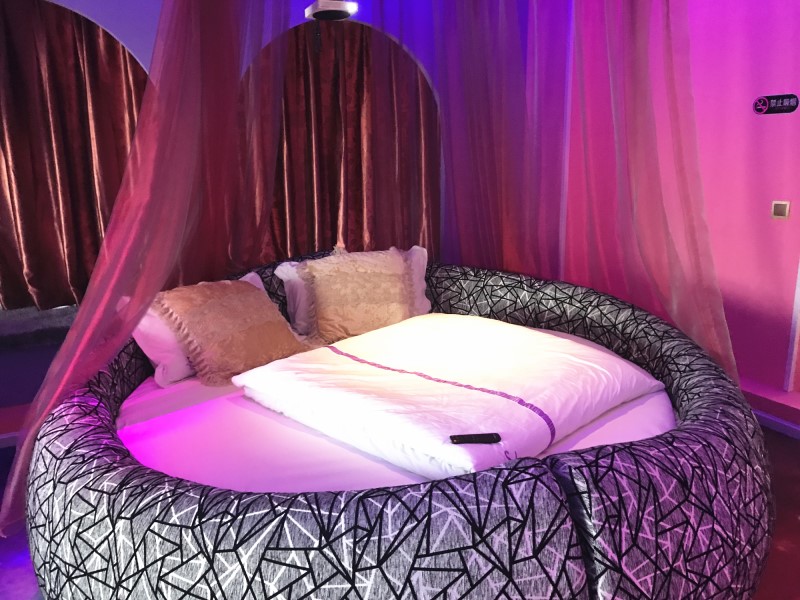 情趣主题酒店内原来是这样的,看得我脸都红了!