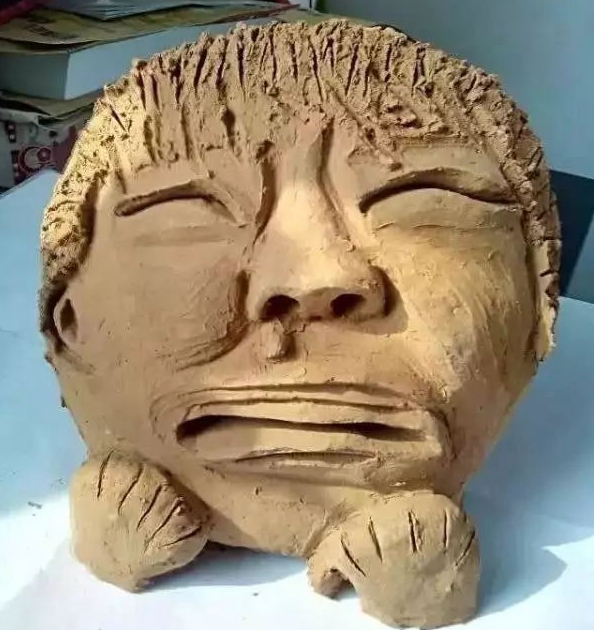 义马“泥人周”，酷爱普通红胶泥，烂泥巴塑出憨态可掬小泥人！