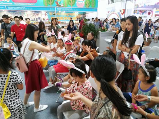 读团圆故事品传统文化：《中秋节》新书在京发布