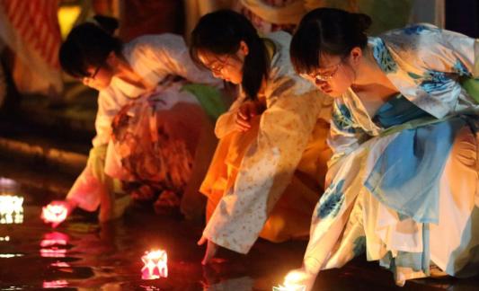 我咋突然这么关注起一个男人来了?吃醋?嫉妒!