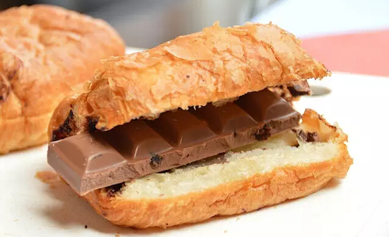 情人节送你一支浓情巧克力,情人节唯爱和健康不可辜负