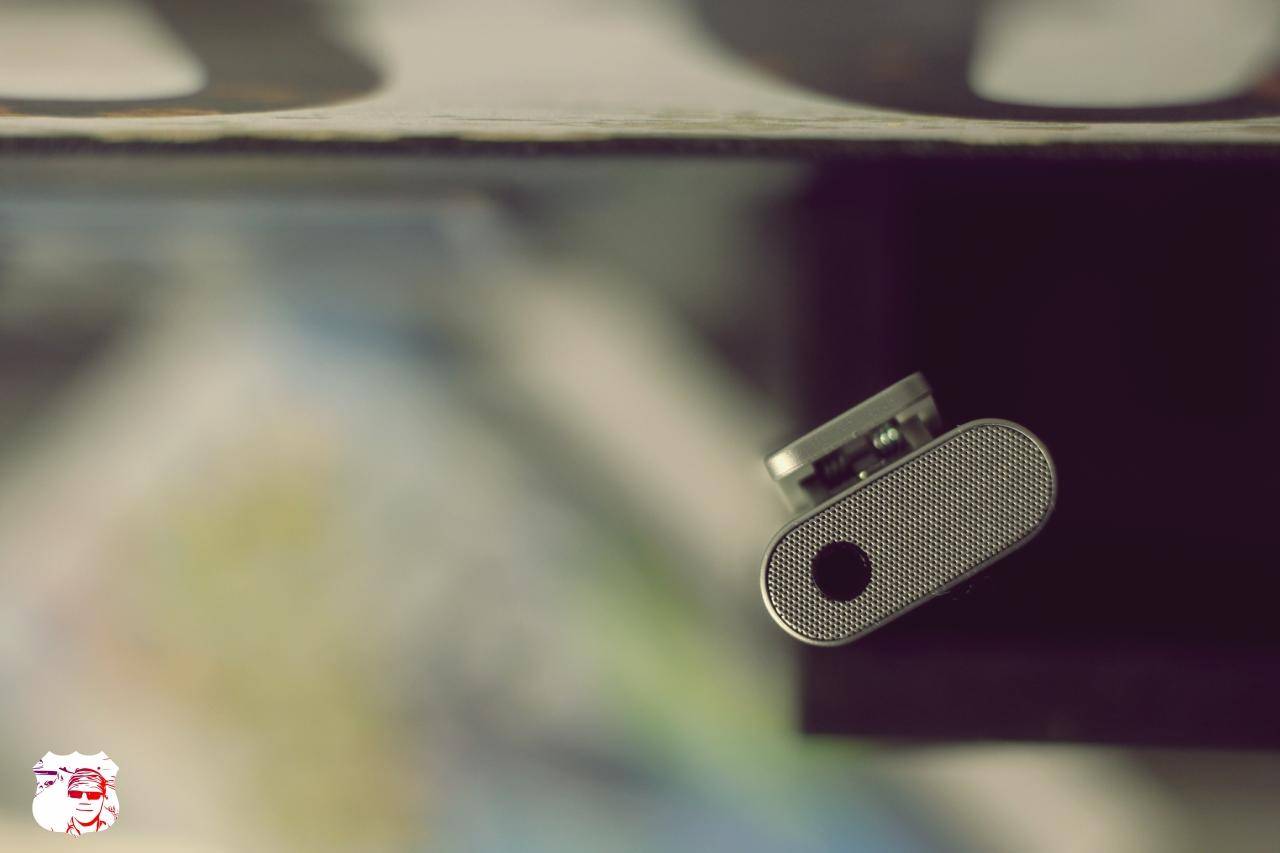 手握保温杯婴幼儿,手拿的保温杯