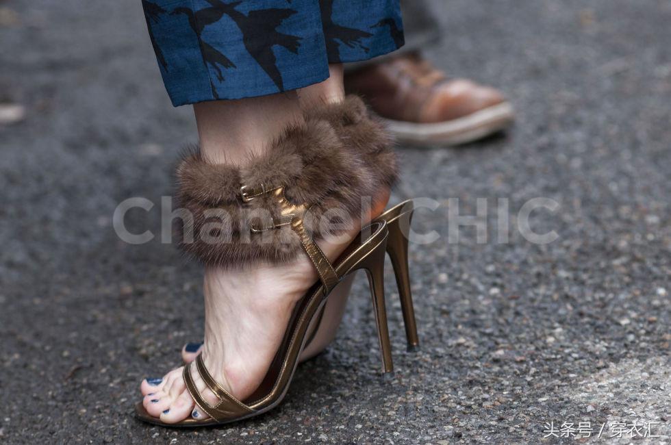 没错，要想时髦，是时候让你的高跟鞋“长毛”了！