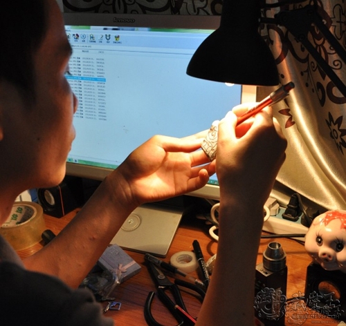 翡翠玉雕雕刻过程,用心去雕刻