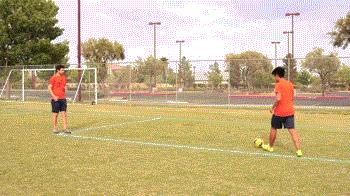 足球怎么把球传给队友,足球如何短距离发力传球