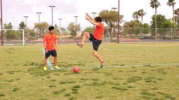 足球怎么把球传给队友,足球如何短距离发力传球