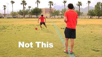 足球怎么把球传给队友,足球如何短距离发力传球