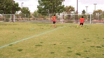 足球怎么把球传给队友,足球如何短距离发力传球