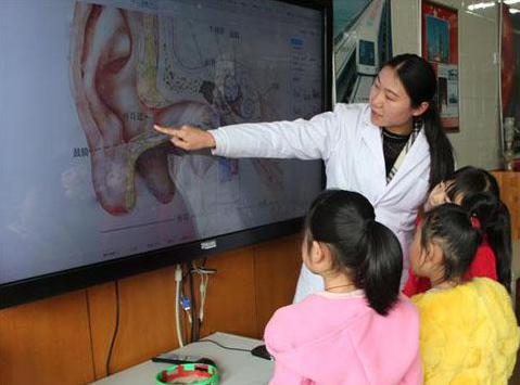 宝宝拼命抓耳朵身体发出求救信号,三个月小孩一直抓耳朵