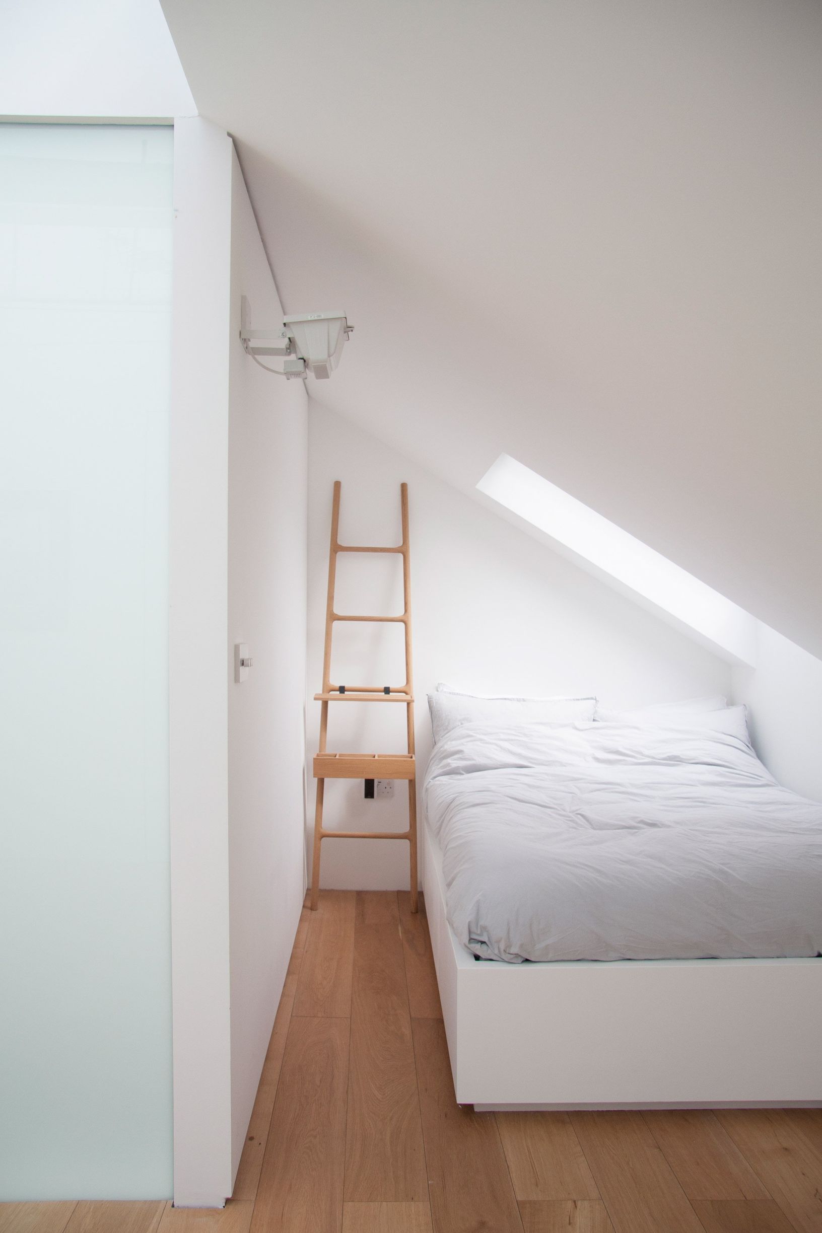 货架单元和隐蔽门分开翻新伦敦之家