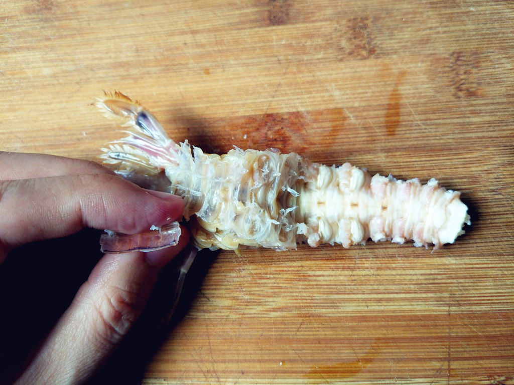 虾爬子怎么去壳,怎么剥皮皮虾的壳不扎手