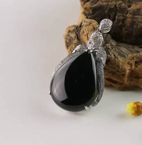 蓝宝石适合哪个星座,各种星座适合佩戴什么