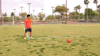 足球怎么把球传给队友,足球如何短距离发力传球