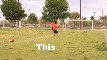 足球怎么把球传给队友,足球如何短距离发力传球