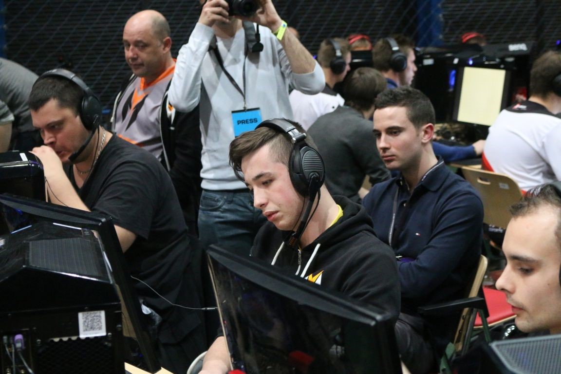 游戏鼠标fps设置,fps游戏用大鼠标还是小鼠标