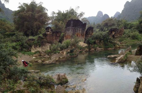 中越边境，越南女人来中国打工，越南男人戴绿帽子干活