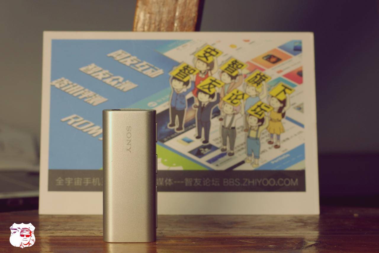 手握保温杯婴幼儿,手拿的保温杯