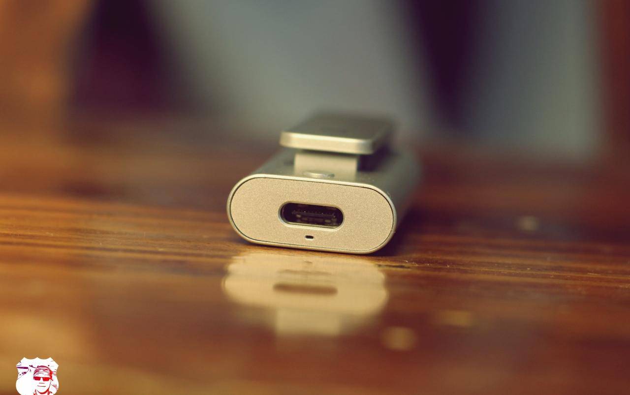 手握保温杯婴幼儿,手拿的保温杯