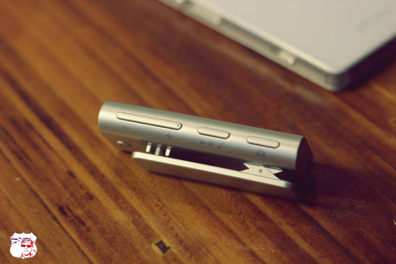 手握保温杯婴幼儿,手拿的保温杯