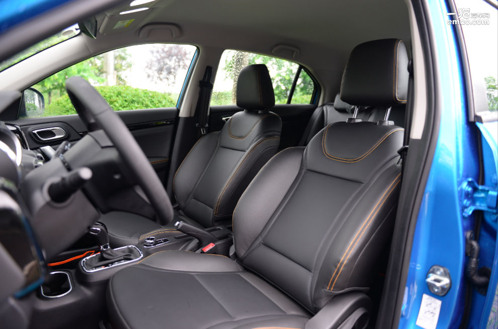 国产小型suv东风风神ax4,5到7万suv东风风神ax4