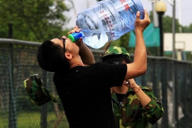怎样能让自己的胃变小吃得少,如何饮食让胃变小
