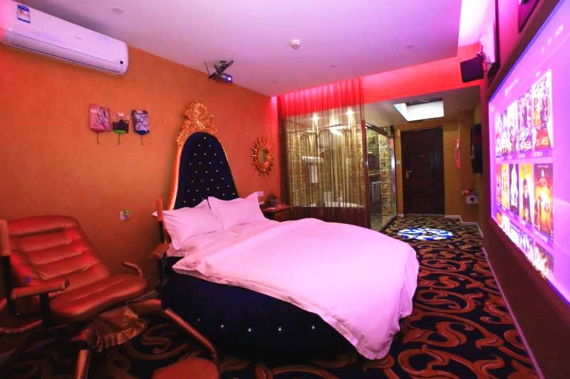 情趣主题酒店内原来是这样的,看得我脸都红了!