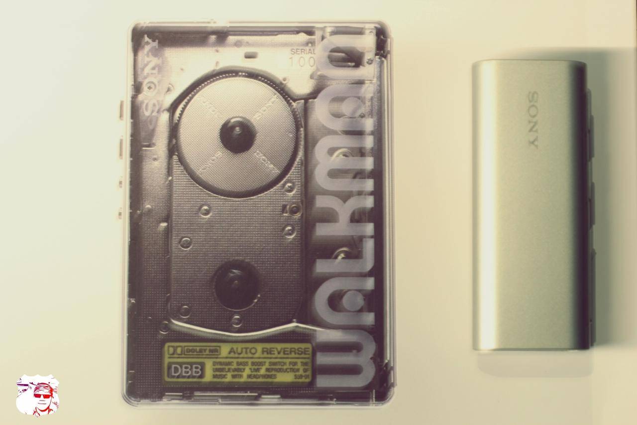 手握保温杯婴幼儿,手拿的保温杯