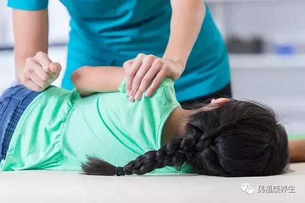 小孩胳膊脱臼怎样复位,小孩胳膊脱臼复位教程
