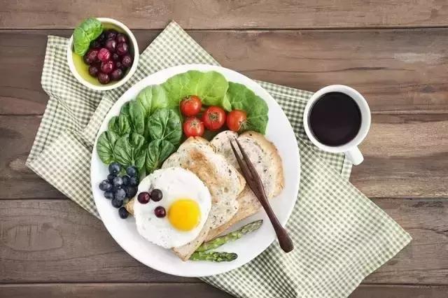 口臭咳嗽有白色颗粒怎么回事,咳出小黄粒恶臭味导致口臭