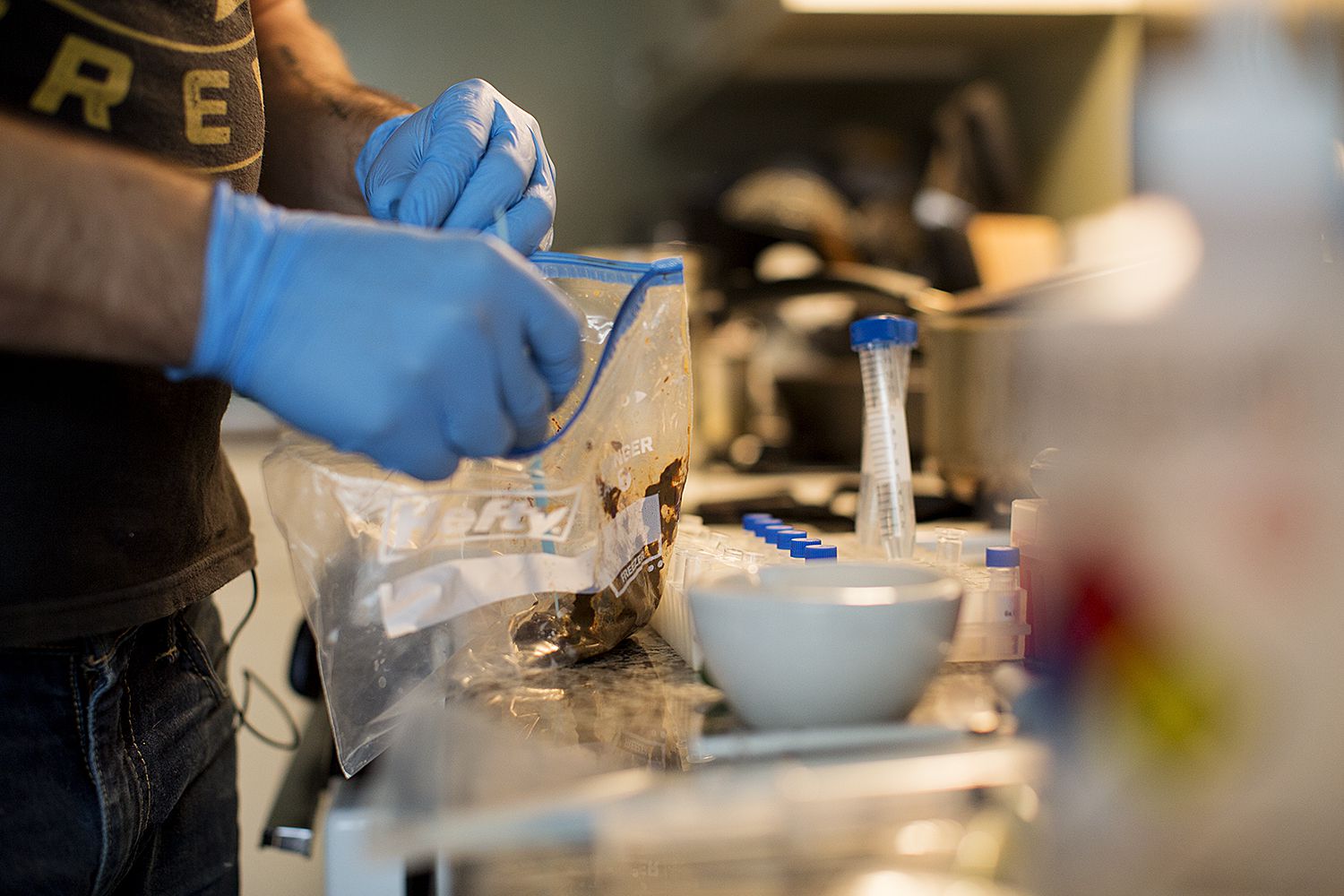 你狠心冲掉的便便，正成为许多肠胃病人的救星